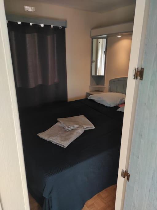 Mobil-Home Dans Un Beau Cadre A 15 Km Des Plages. 吕内尔 外观 照片