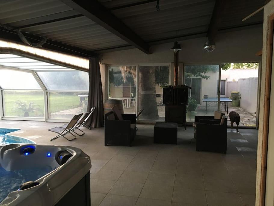 Mobil-Home Dans Un Beau Cadre A 15 Km Des Plages. 吕内尔 外观 照片