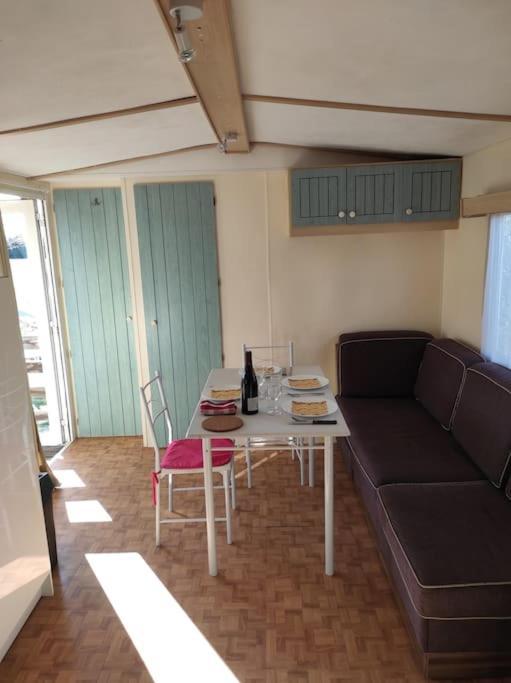 Mobil-Home Dans Un Beau Cadre A 15 Km Des Plages. 吕内尔 外观 照片