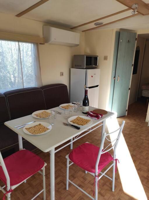 Mobil-Home Dans Un Beau Cadre A 15 Km Des Plages. 吕内尔 外观 照片